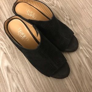 Wedge shoes with open toe.